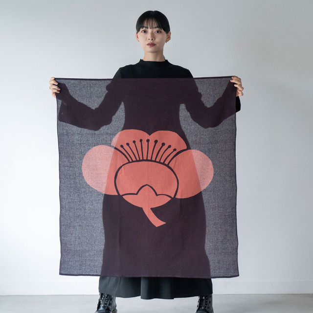 家紋意匠の型染め風呂敷 ＜横見梅（よこみうめ）＞ 90サイズ  ｜山内武志さん（山内染色工房・アトリエぬいや）マルチクロス・テーブルクロス・スロー