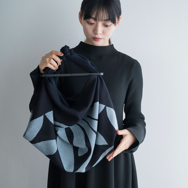 古布　家紋の風呂敷➕古手の型染め➕布団皮➕藍布から2ウェイ五分袖ワンピース 古布 家紋の風呂敷➕古手の型染め➕布団皮➕藍布から2ウェイ五分袖