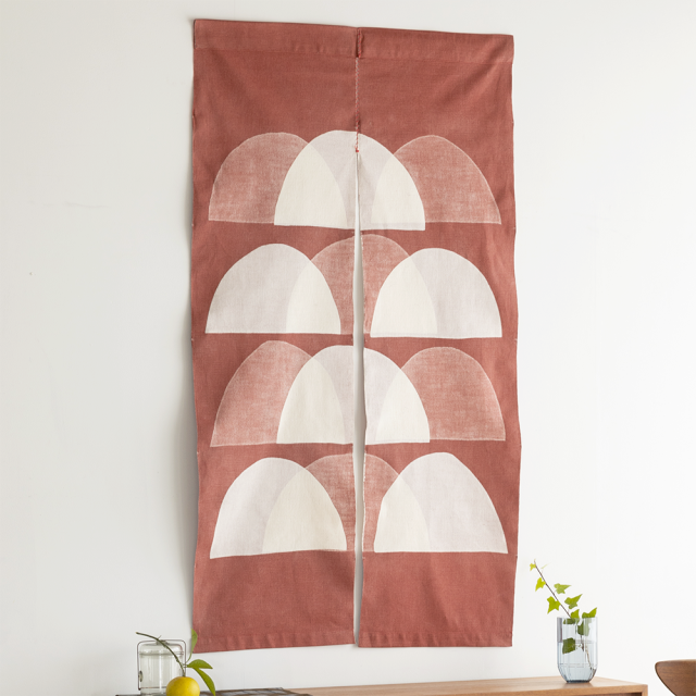 【木綿】型染めののれん ＜山並み（半円）＞両面タイプ｜山内武志さん（山内染色工房・アトリエぬいや） （暖簾・タペストリー）