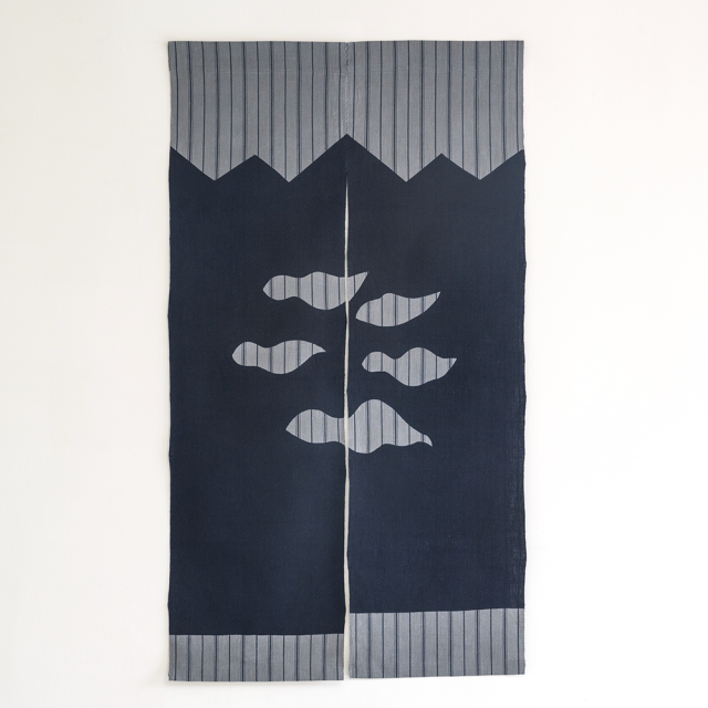 【縞布】型染めののれん＜ぎざぎざ山（立山）＞ 鉄紺 | 山内武志さん（山内染色工房・アトリエぬいや）,暖簾,タペストリー,民藝