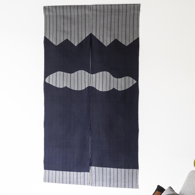 【縞布】型染めののれん＜ぎざぎざ山（立山）＞ 鉄紺 | 山内武志さん（山内染色工房・アトリエぬいや）,暖簾,タペストリー,民藝