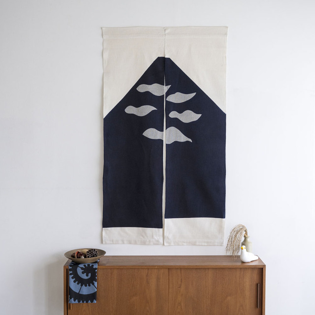 【木綿】型染めののれん＜富士山・墨雲五つ＞水平裾｜山内武志さん（山内染色工房・アトリエぬいや）,暖簾,タペストリー,民藝