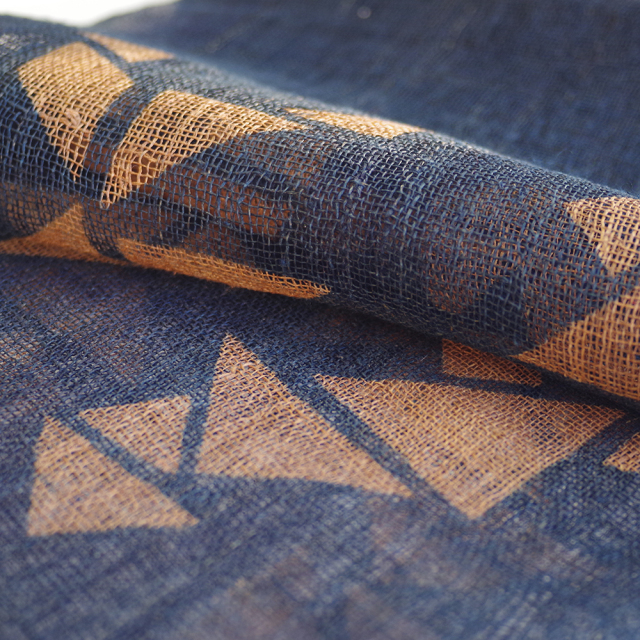 藍染めののれん（麻・薄手） ＜人形＞ 藍に青・藍に柿渋｜山内武志さん