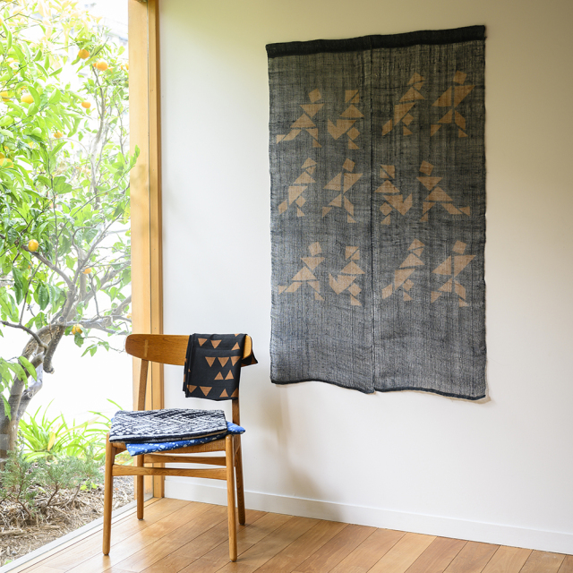 藍染めののれん（麻・薄手） ＜人形＞ 藍に青・藍に柿渋｜山内