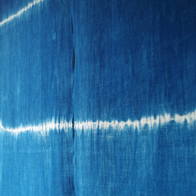 藍絞り染めのれん ＜段絞り＞ ｜山内武志さん（山内染色工房・アトリエ