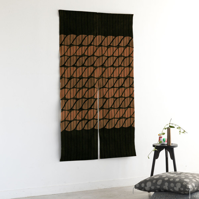 【縞布】【七緒vol76 掲載】型染めののれん ＜縄（両面）目引き染め＞｜山内武志さん（山内染色工房・アトリエぬいや） （暖簾・タペストリー）