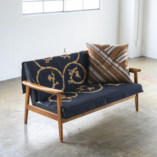 型染めの刺し子クロス＜唐草＞正方形・120サイズ｜山内武志さん（アトリエぬいや／山内染色工房）静岡県浜松市,マルチクロス/黒丁子（黒に近い濃紺に茶）