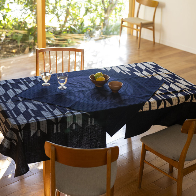 型染めの刺し子クロス ＜違い釘抜（ちがいくぎぬき）＞ 家紋の意匠