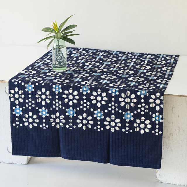 型染めの刺し子クロス＜花雫亀甲文＞ 長方形｜山内武志さん（アトリエぬいや／山内染色工房）静岡県浜松市,マルチクロス