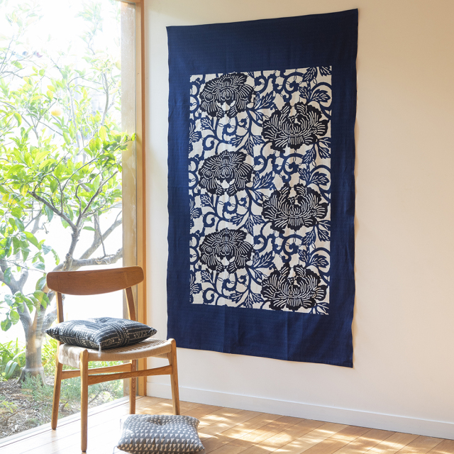 型染めのマルチクロス ＜牡丹唐草＞（瑠璃紺に墨）｜山内武志さん