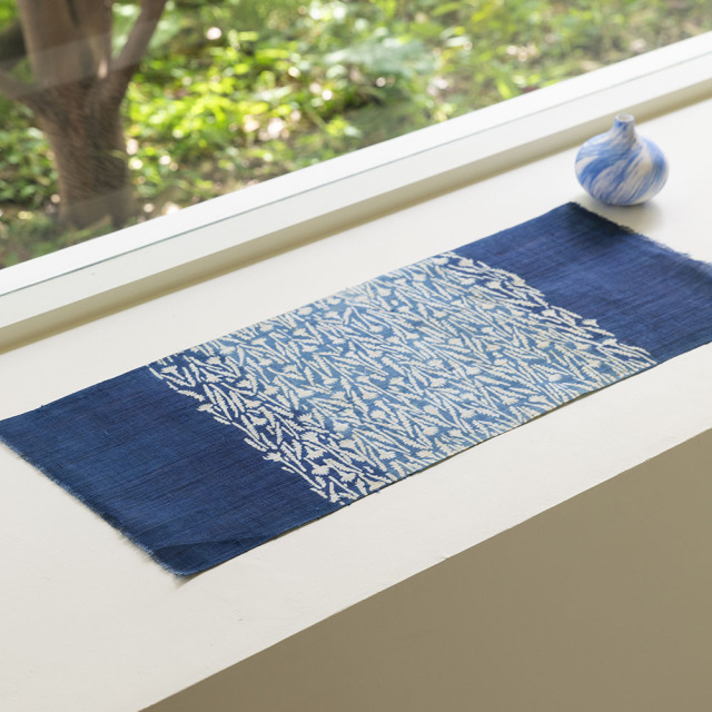 型染めの麻卓布（中）藍染め＜あざみ＞｜作り手 山内武志さん（山内