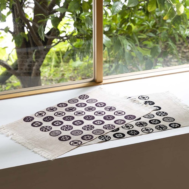 型染めの麻卓布（中）型染め＜丸紋＞ ／作り手 山内武志さん（山内染色