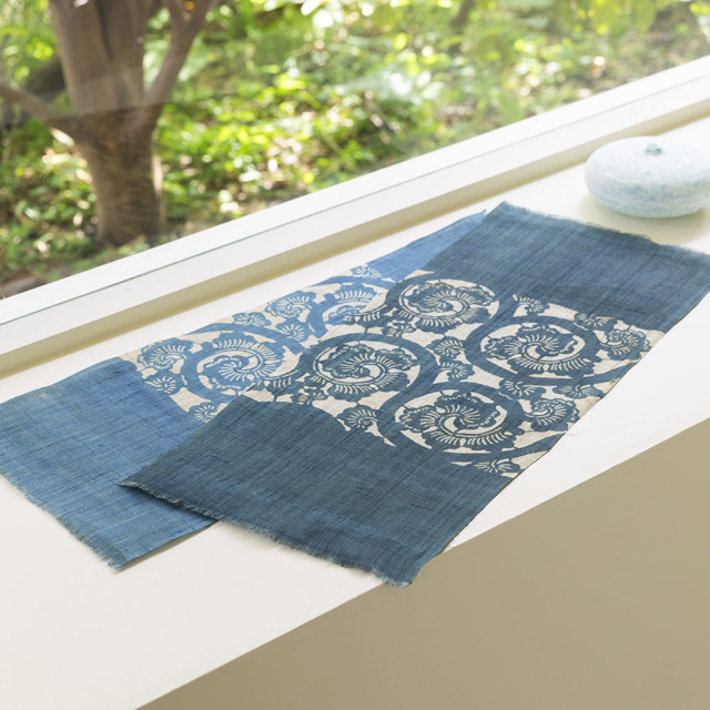 藍染めのタペストリー