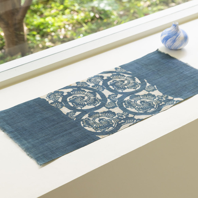 藍染めの卓布（麻）＜蔦唐草＞／作り手 山内武志さん（山内染色工房