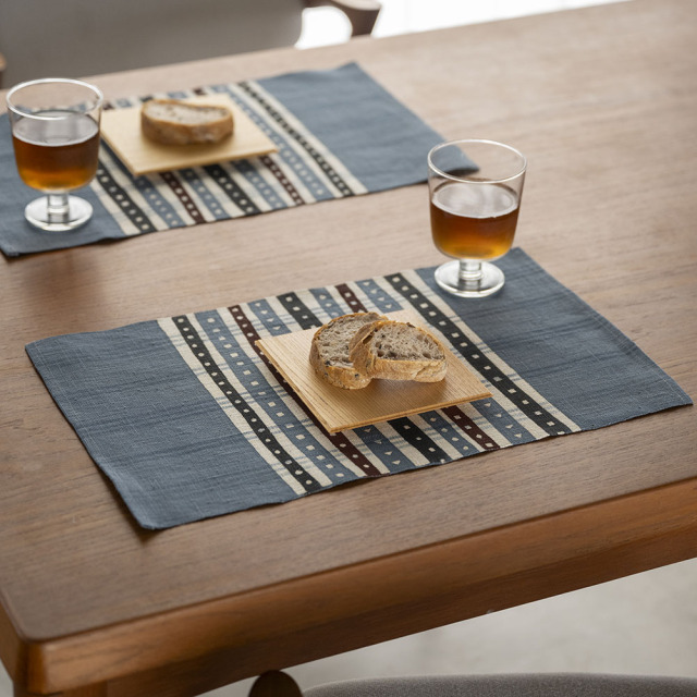 新作】 型染めの卓布 ランチョンマットサイズ（縞布）＜線に点