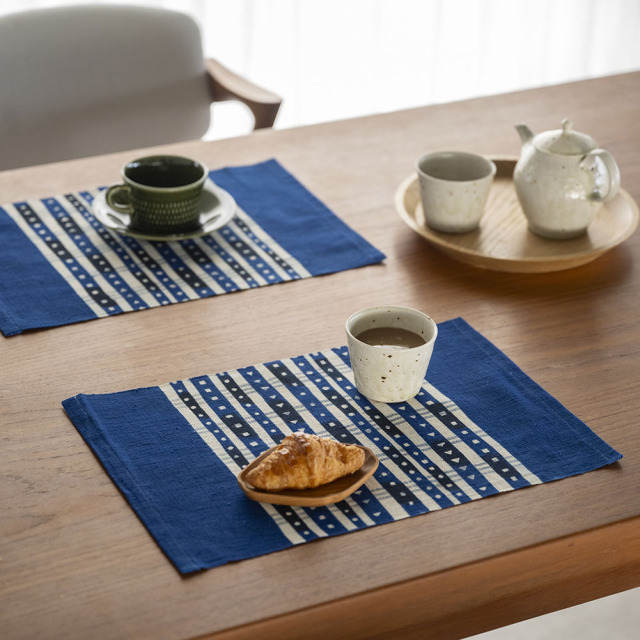 【縞布・大】型染めの卓布＜線に点＞ランチョンマットサイズ 縫留｜山内武志さん（山内染色工房／アトリエぬいや）【ネコポス対応可】