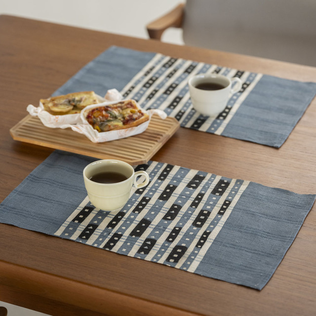 【縞布・大】型染めの卓布＜線に点＞ランチョンマットサイズ 縫留｜山内武志さん（山内染色工房／アトリエぬいや）【ネコポス対応可】
