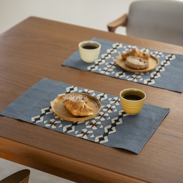 【縞布・大】型染めの卓布＜幾何文（きかもん）＞ランチョンマットサイズ 縫留｜山内武志さん（山内染色工房／アトリエぬいや）【ネコポス対応可】