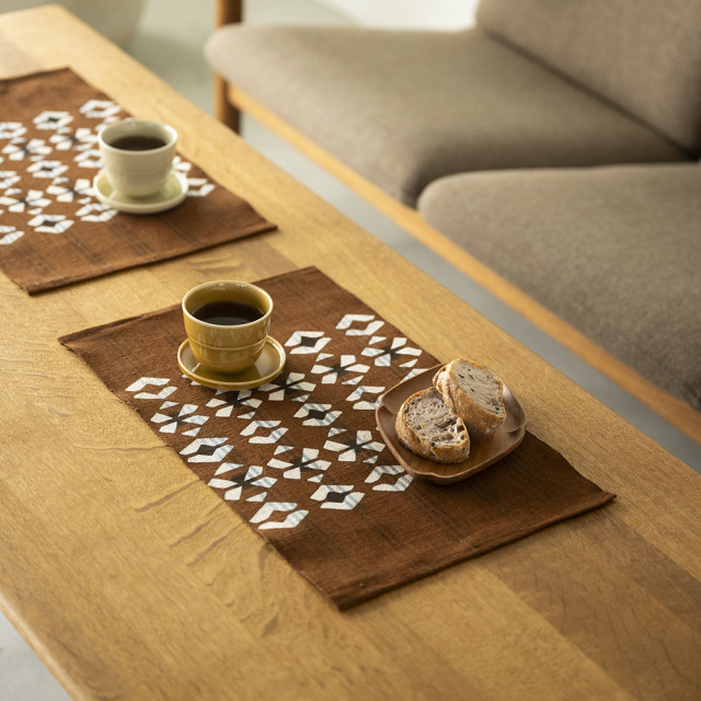 【縞布・大】型染めの卓布＜幾何文（きかもん）＞ランチョンマットサイズ 縫留｜山内武志さん（山内染色工房／アトリエぬいや）【ネコポス対応可】