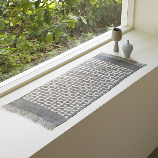 【麻・ロング】藍染めの卓布＜花便り＞ 房｜山内武志さん（山内染色工房／アトリエぬいや）