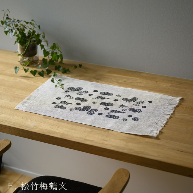 型染めの麻の卓布（大） ＜紅型・墨染シリーズ＞｜ 山内武志さん（山内