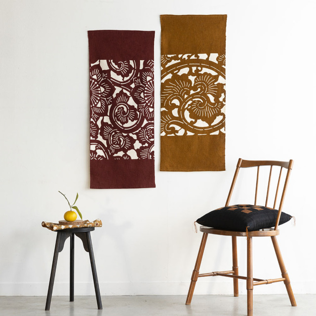 木綿・ロング広巾】型染めの卓布＜蔦唐草（つたからくさ）＞｜山内武志