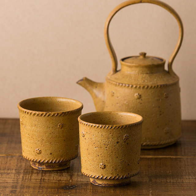 黄釉帖花文 湯呑み　〜作り手　岡村 宜治さん（岐阜県土岐市）