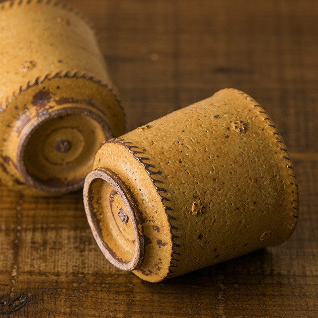 黄釉帖花文 湯呑み　〜作り手　岡村 宜治さん（岐阜県土岐市）