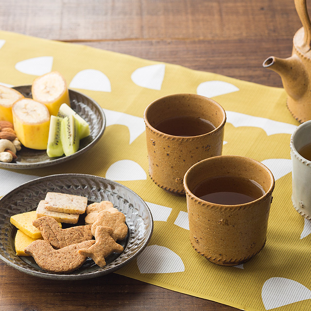 黄釉帖花文 湯呑み　〜作り手　岡村 宜治さん（岐阜県土岐市）