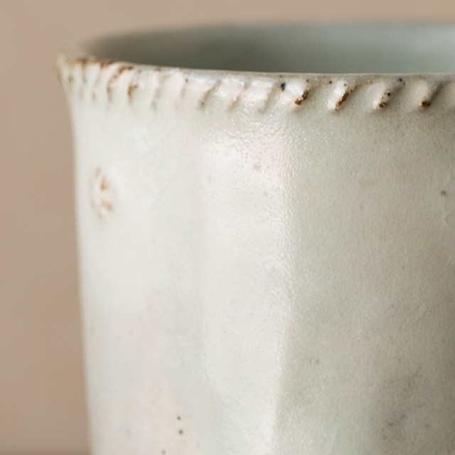 粉引帖花文 湯呑み　〜作り手　岡村 宜治さん（岐阜県土岐市）