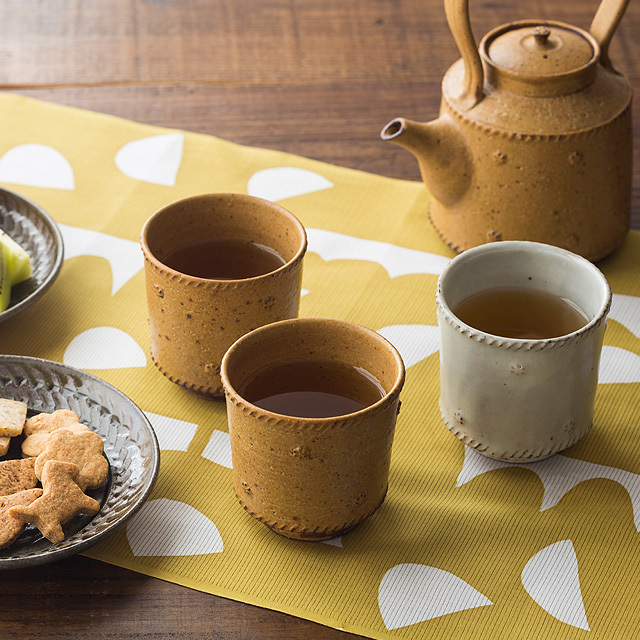 粉引帖花文 湯呑み　〜作り手　岡村 宜治さん（岐阜県土岐市）