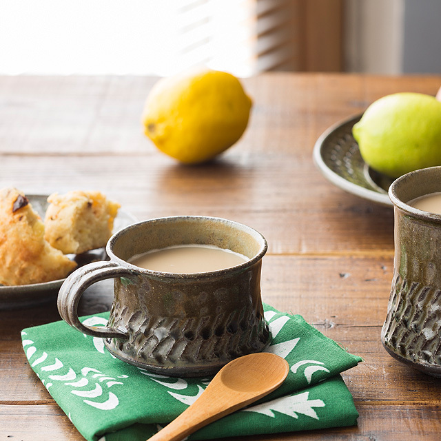 灰釉彫文 カップ＆ソーサー　〜作り手　岡村 宜治さん（岐阜県土岐市）