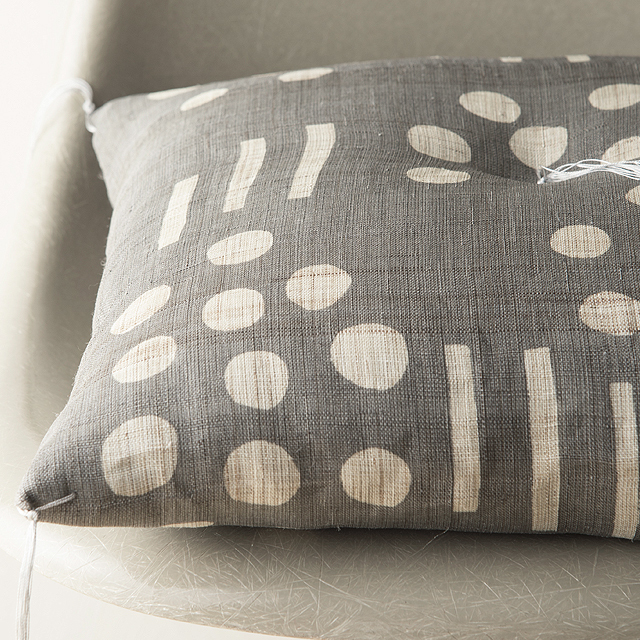 型染めの座布団<かすみ>/作り手 山内武志さん（山内染色工房／アトリエぬいや 静岡県・浜松）