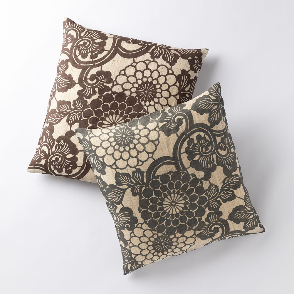 【麻・銘仙判カバー】型染めの座布団カバー ＜大菊唐草＞｜山内武志さん（山内染色工房・アトリエぬいや）