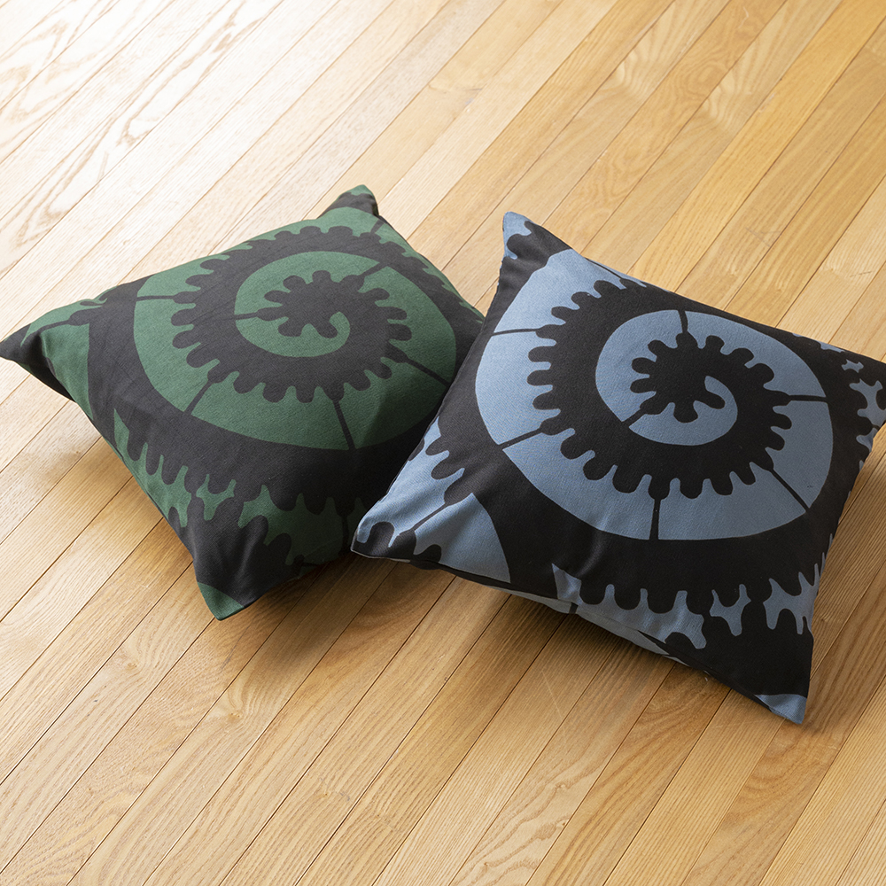 型染めのクッションカバー 大唐草 綿スラブ 山内武志さん 山内染色工房 アトリエぬいや 座布団 ソファ 型染めのクッションカバー 大唐草 綿スラブ 山内武志さん 山内染色工房 アトリエぬいや 座布団 ソファ