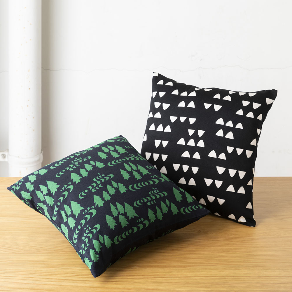 型染めのクッションカバー＜森と湖＞＜うろこ・小＞  綿平織（グログラン） ｜山内武志さん（山内染色工房／アトリエぬいや）静岡県浜松市座布団,ソファ