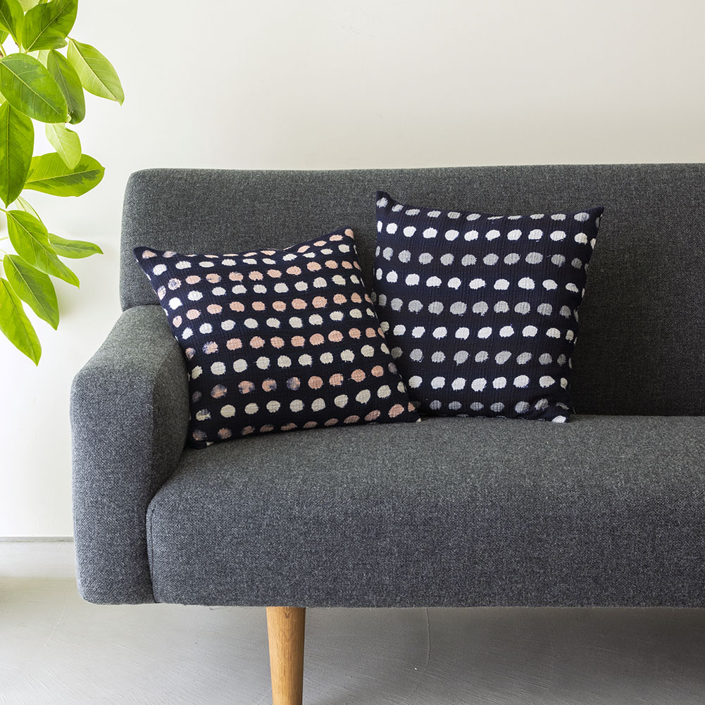 筒描きのクッションカバー＜水玉＞ 綿スラブ | 山内武志さん（山内染色