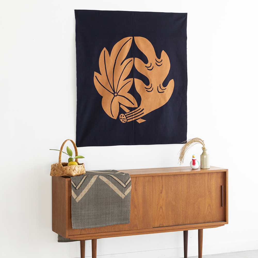 家紋意匠の型染め風呂敷 ＜鹿角に楓（かづのにかえで・もみじ）＞ 90サイズ 黒橙 ｜ 山内武志さん（山内染色工房・アトリエぬいや）マルチクロス・テーブルクロス・スロー