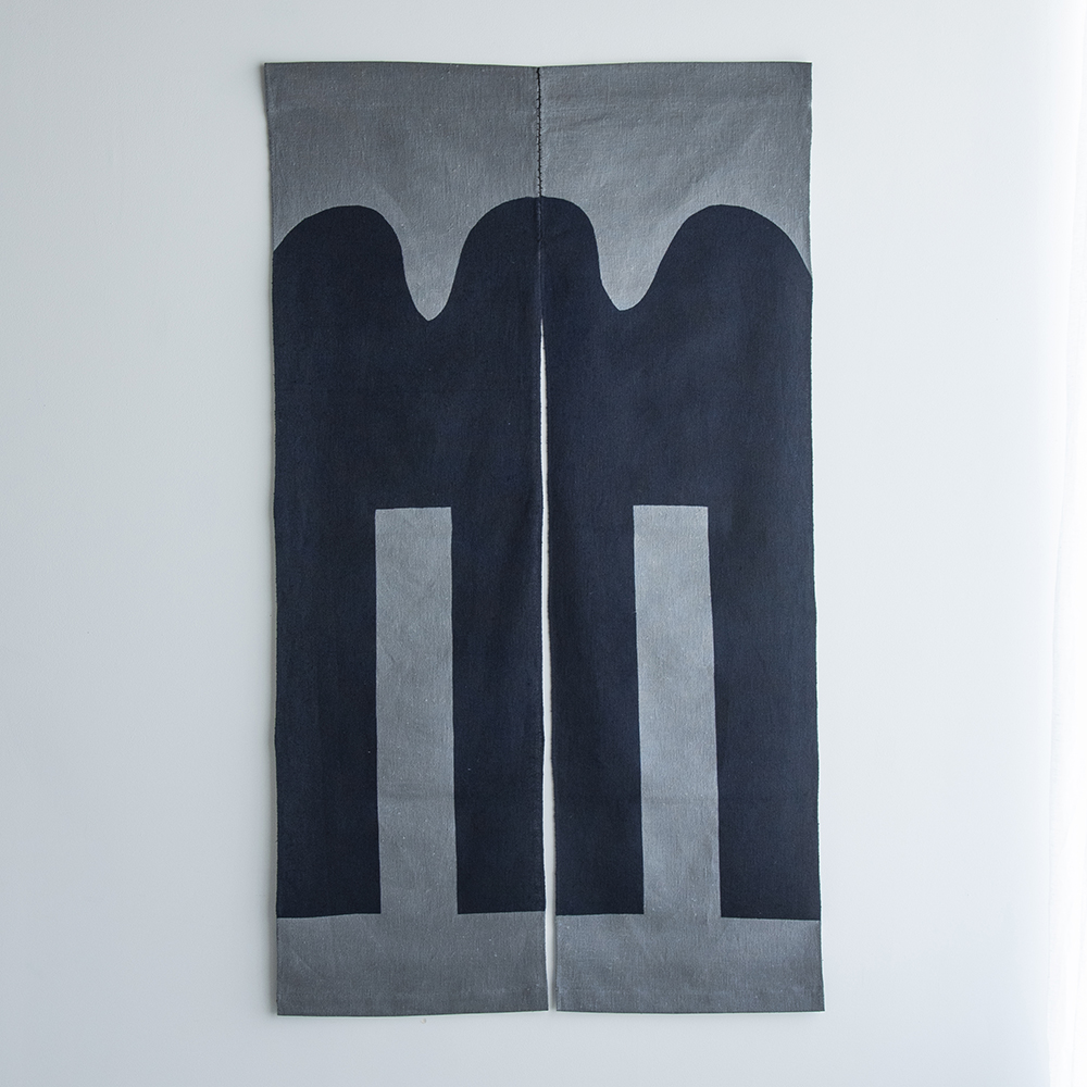 Very Goods 型染めの綿のれん 三つ山に柱 紺鼠 山内武志さん 山内染色工房 アトリエぬいや 暖簾 タペストリー Very Goods 型染めの綿のれん 三つ山に柱 紺鼠 山内武志さん 山内染色工房 アトリエぬいや 暖簾 タペストリー