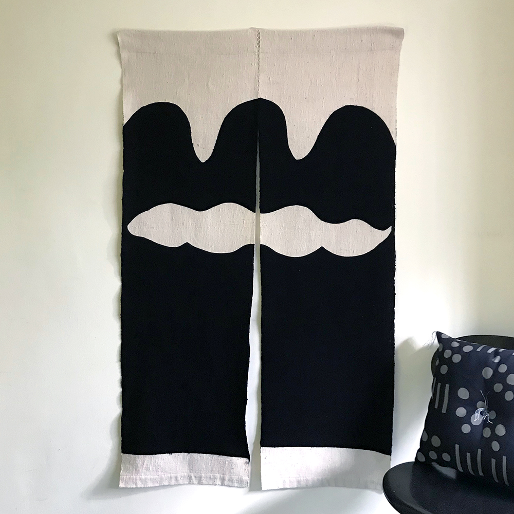 Very Goods 型染めの綿のれん 三つ山に雲ひとつ 濃紺 山内武志さん 山内染色工房 アトリエぬいや 暖簾 タペストリー Very Goods 型染めの綿のれん 三つ山に雲ひとつ 濃紺 山内武志さん 山内染色工房 アトリエぬいや 暖簾 タペストリー