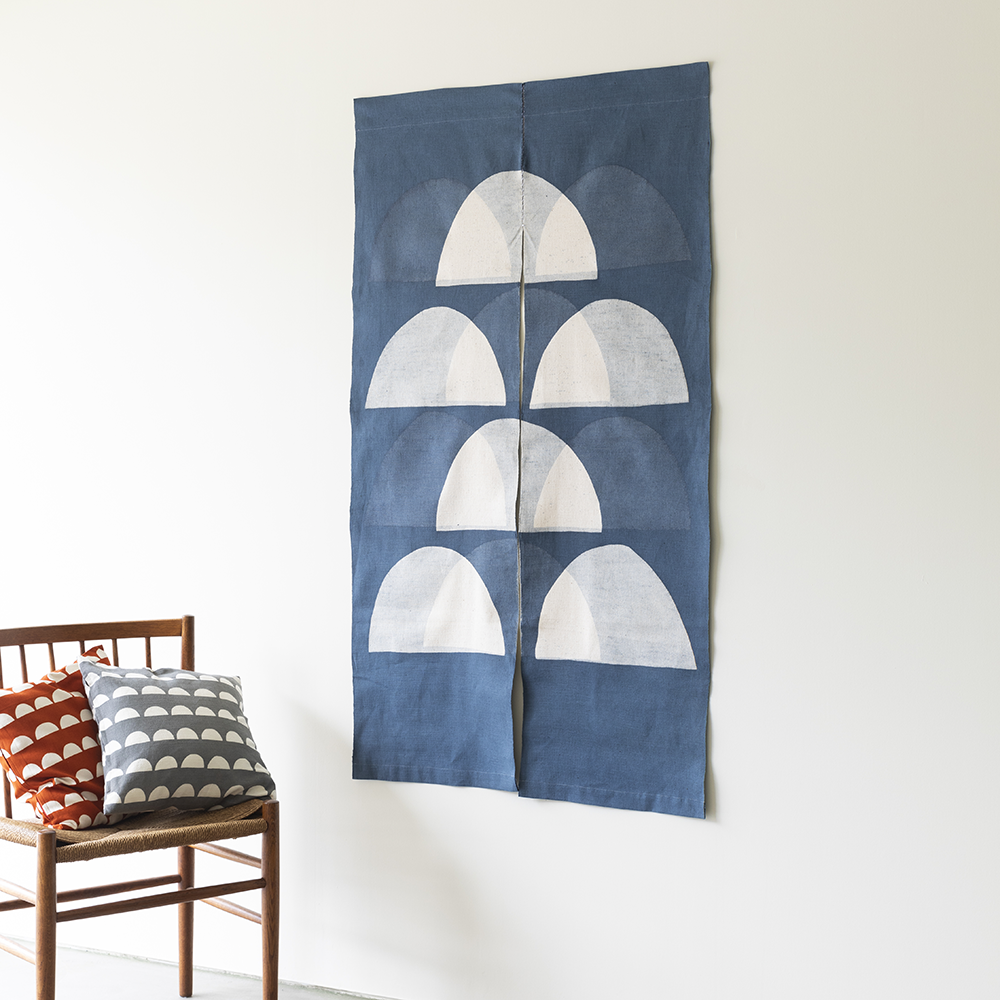 【木綿】型染めののれん ＜山並み（半円）＞両面タイプ｜山内武志さん（山内染色工房・アトリエぬいや） （暖簾・タペストリー）