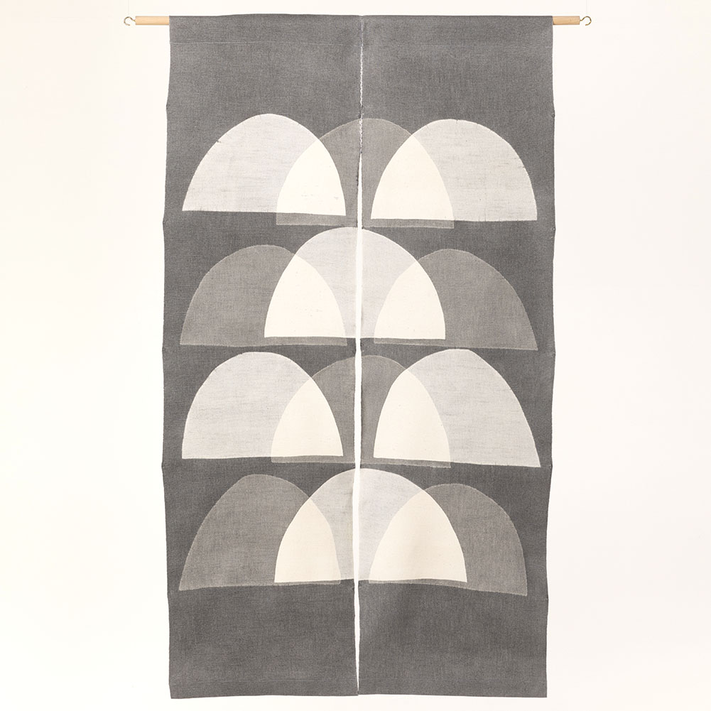 【木綿】型染めののれん ＜山並み（半円）＞両面タイプ｜山内武志さん（山内染色工房・アトリエぬいや） （暖簾・タペストリー）