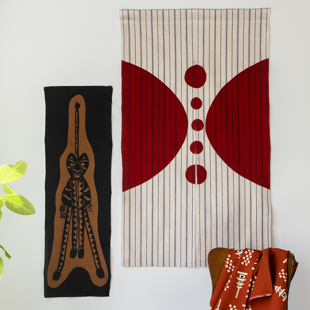 【木綿】型染めののれん ＜向円に四つ点＞（縞布）｜山内武志さん（山内染色工房・アトリエぬいや） （暖簾・タペストリー）