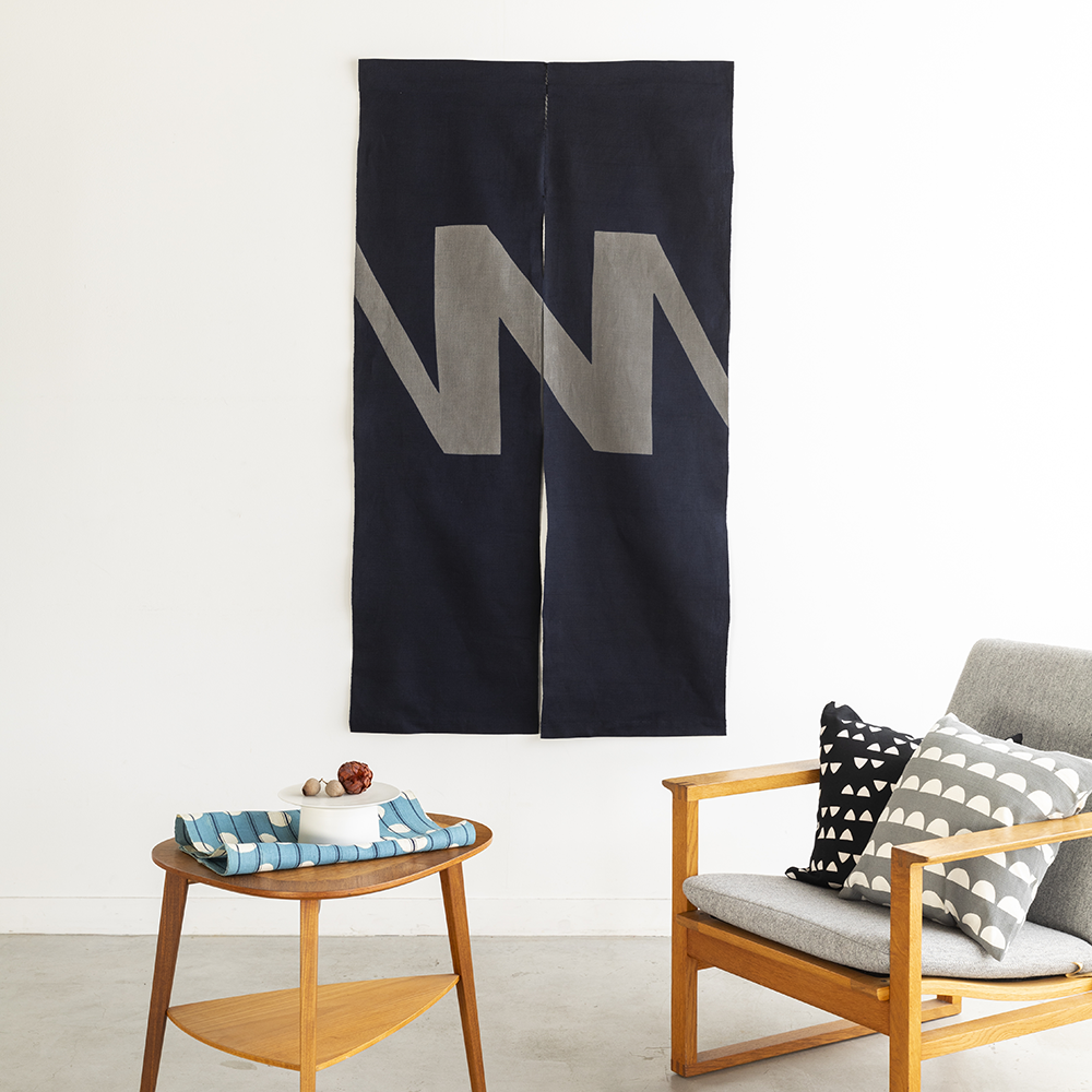 【木綿】型染めののれん ＜タイポ・N または No end（終わりなき）＞ ｜山内武志さん（山内染色工房・アトリエぬいや）,暖簾,タペストリー,イニシャル,民藝,アルファベット,イニシャル