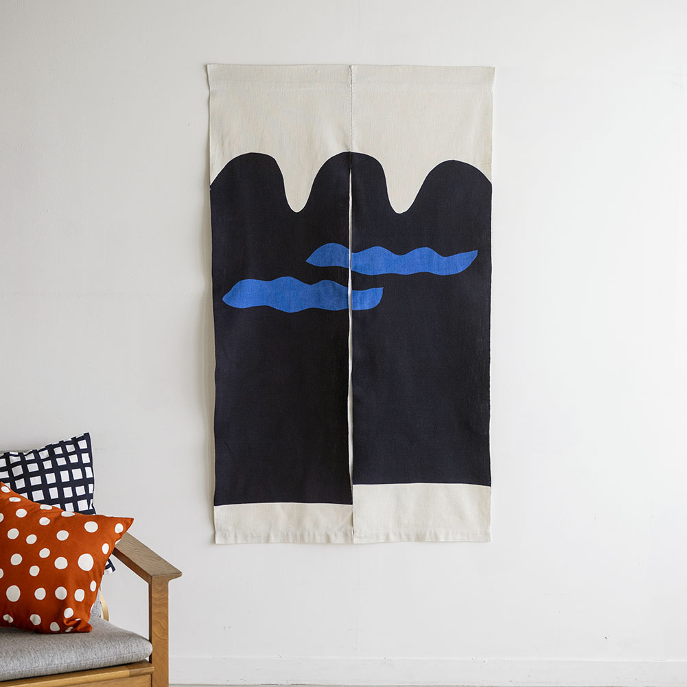 【木綿】型染めののれん ＜三つ山（なみ山）＞濃紺に青雲二つ｜山内武志さん（山内染色工房・アトリエぬいや）暖簾,タペストリー,民藝