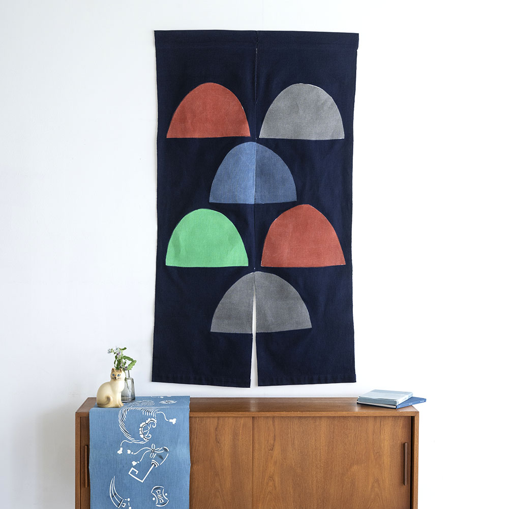 【木綿】型染めののれん ＜山並み（半円）＞多色・両面｜山内武志さん（山内染色工房・アトリエぬいや） （暖簾・タペストリー）