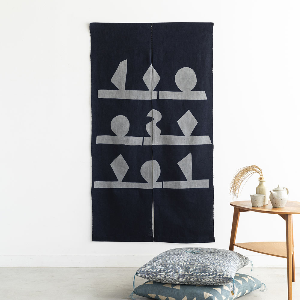 【木綿】型染めののれん＜棚上のオブジェ＞ | 山内武志さん（山内染色工房・アトリエぬいや）,暖簾,タペストリー,民藝