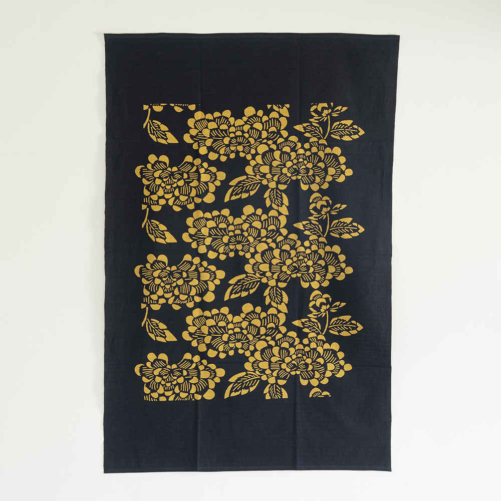 新品　山内武志 型染め マルチクロス　110× 165 型染めのマルチクロス ＜牡丹唐草＞（瑠璃紺に墨）｜山内武志