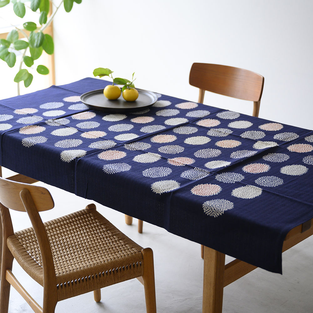 型染めのマルチクロス＜狢菊（むじなぎく）＞ 濃紺に紅、墨さし｜山内武志さん（山内染色工房・アトリエぬいや）マルチクロス,テーブルクロス,スロー