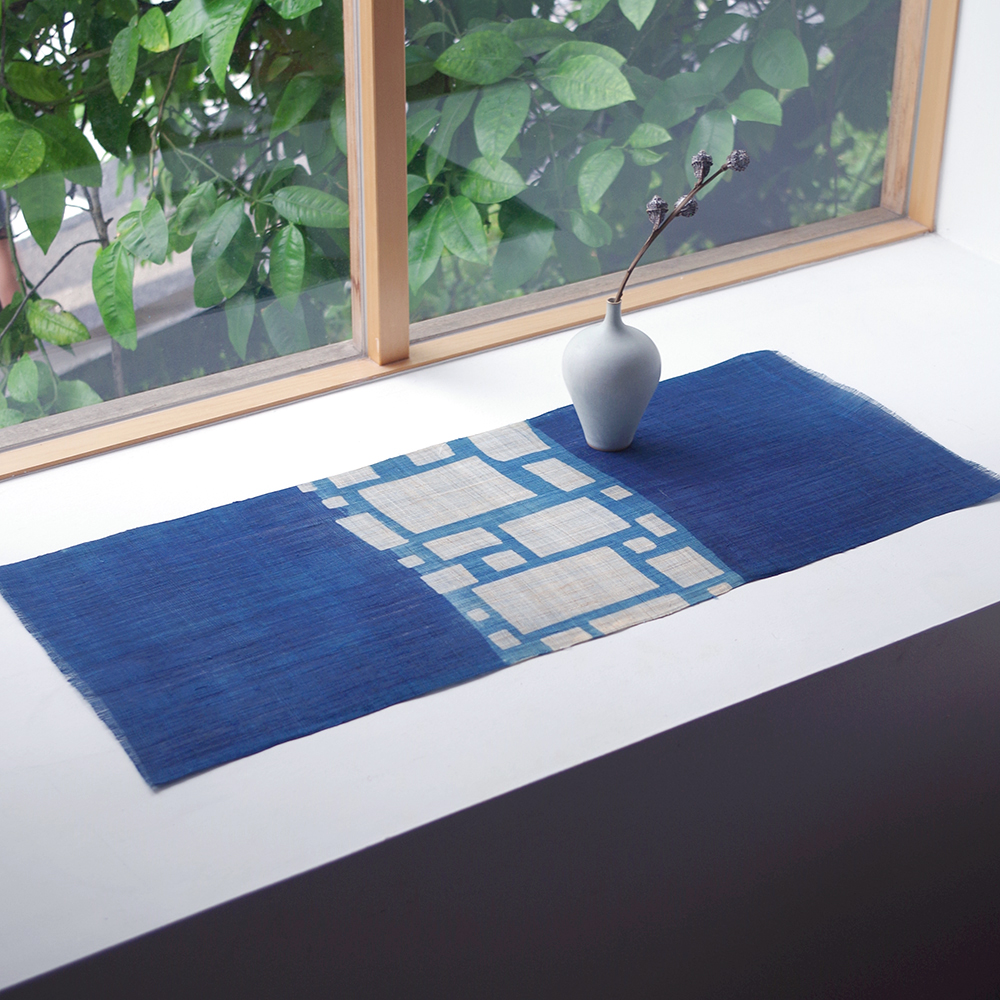 【麻・ロング中細】藍染めの卓布 ＜石畳＞ 房｜山内武志さん（山内染色工房／アトリエぬいや）